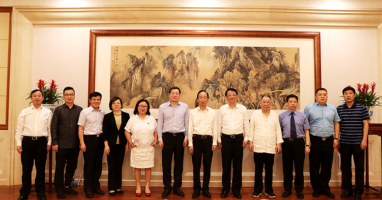 贾春旺理事长一行与杜家豪书记和其他湖南省领导合影.png